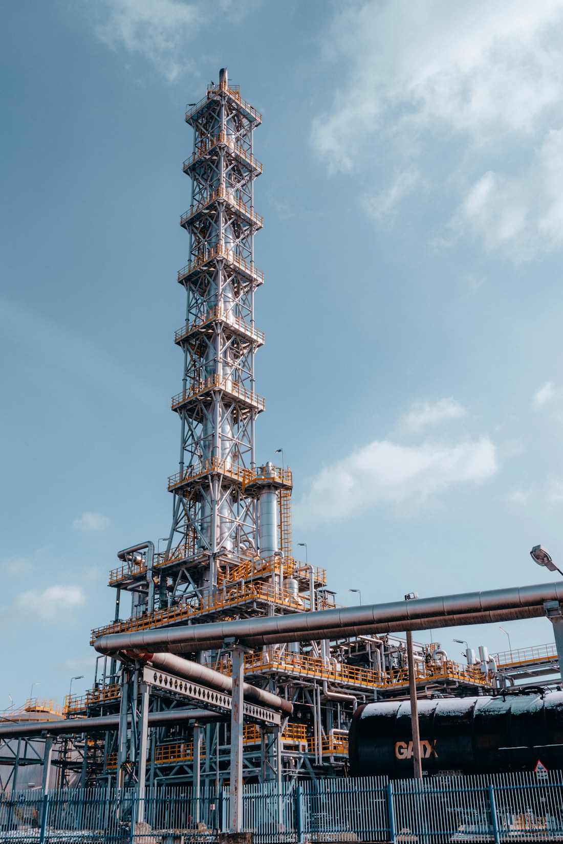 Refinery distillation column